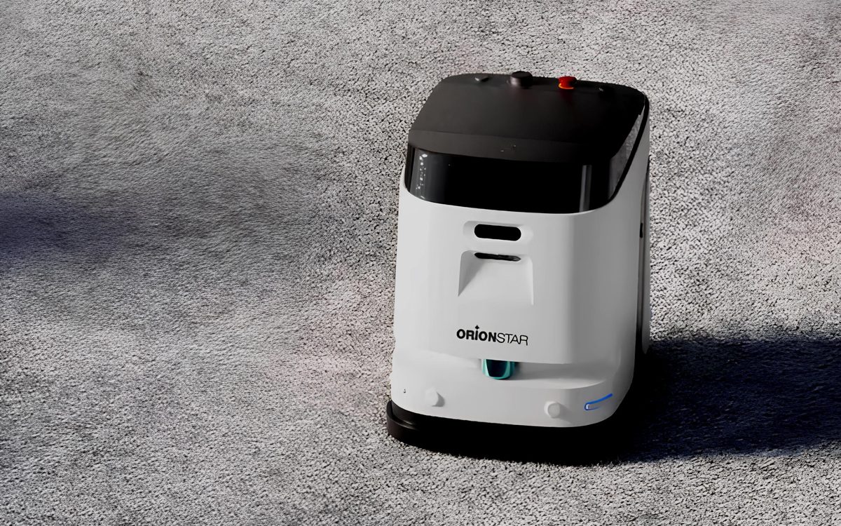 OrionStar CleaniBot K1 dammsugarrobot på matta