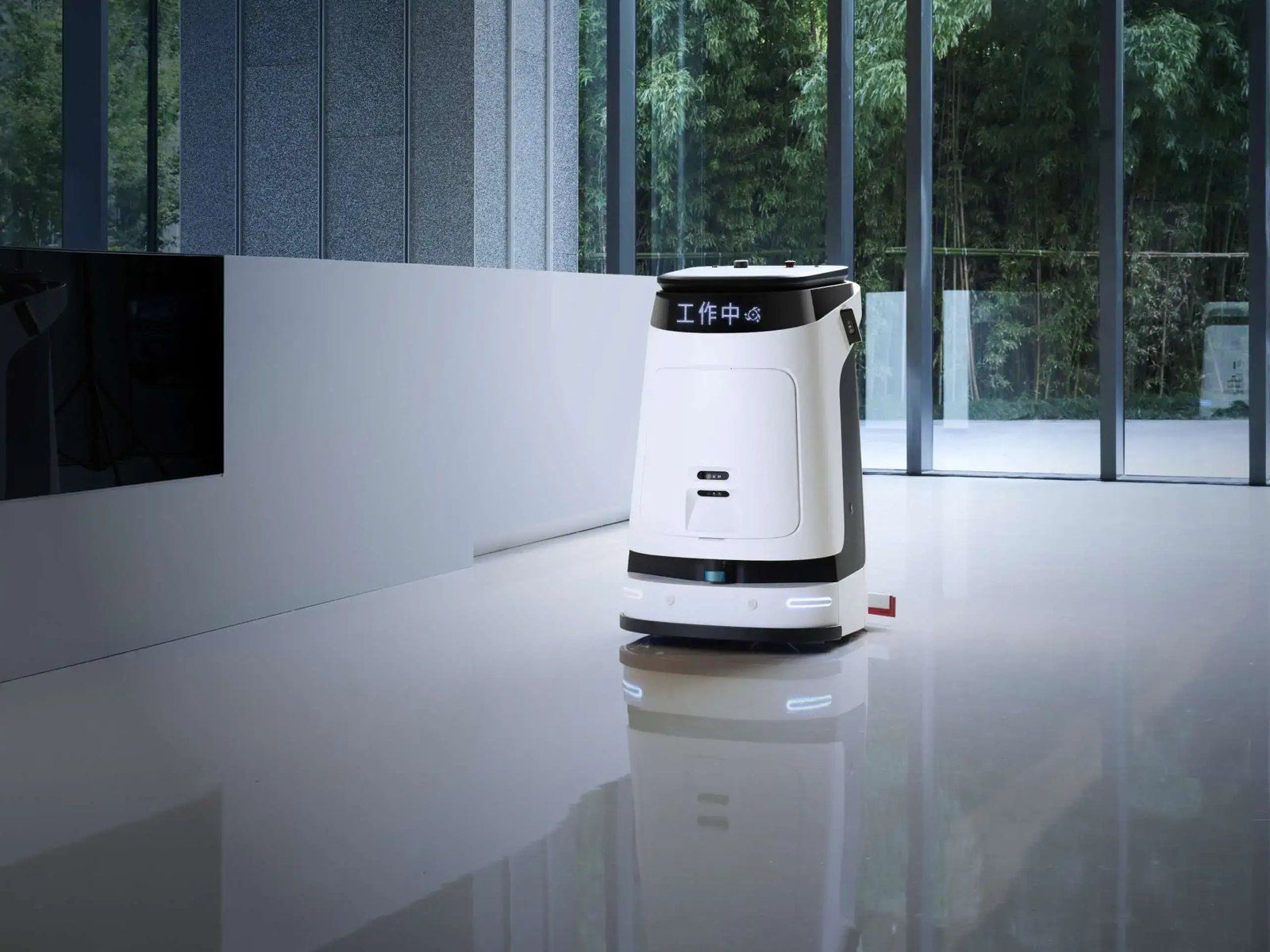 OrionStar CleaniBot M1 skurar golvet i en ljus entréhall