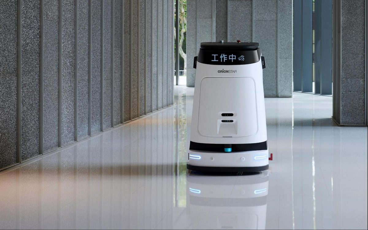 Städrobot som skurar golvet i en korridor